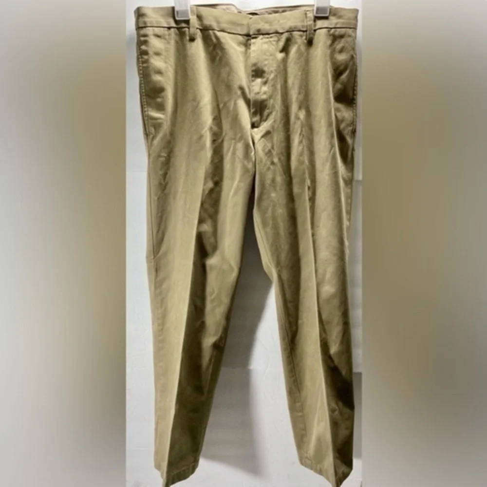BANANA REPUBLIC KHAKI PANTS SIZE 35 X 32
